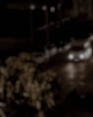 Gece şehrinin bulanık bokeh arkaplanı soyut