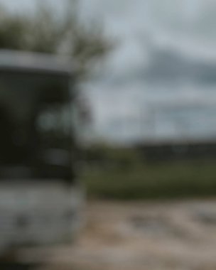 Kamyon karavanda, arkada karavan var..