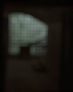 Karanlık odası olan bir pencerenin bulanık arkaplanının odaklanmış görüntüsü