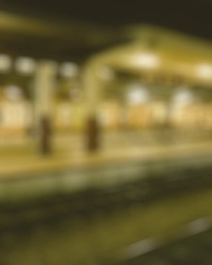 Tren istasyonunun arka plan bulanık