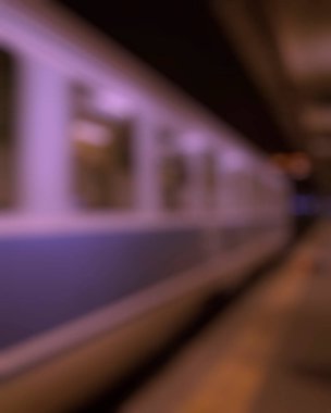 Geceleri demiryolu bulanıklaşıyor.