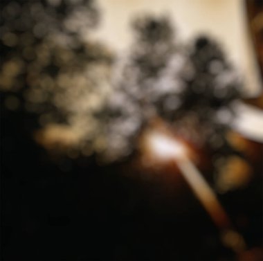 Gecenin karanlığında bulanık bir araba.