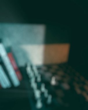 Siyah klavye ve beyaz ışık ile bilgisayarın soyut arkaplanı