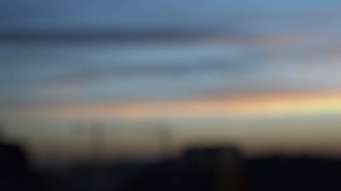 Renkli günbatımı gökyüzünün bulanık arkaplanı.