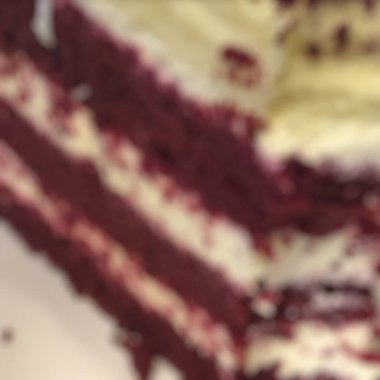 Kırmızı kremalı bir pastanın kapağı..