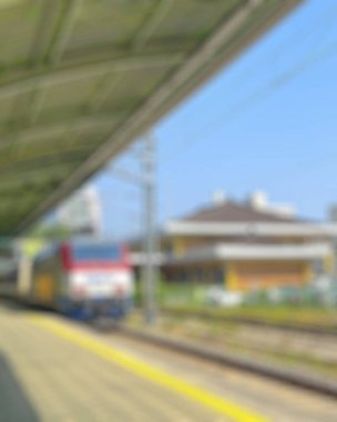 Tren istasyonu seyahat arkaplanı bulanık