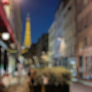 Sokakta yürüyen insanlarla dolu bulanık bir arka plan..