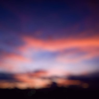 Gün batımı ve gökyüzü renkli bulutlarla.