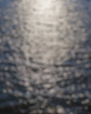 Akşamları nehir yüzeyine su damlaları düşer..