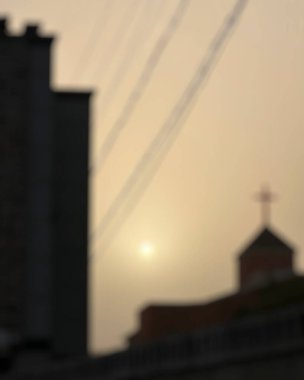 Kilise kulesinin silueti günbatımının arka planında.