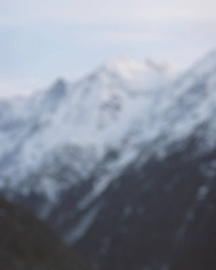 Karla kaplı dağ manzarasının bulanık arkaplanı