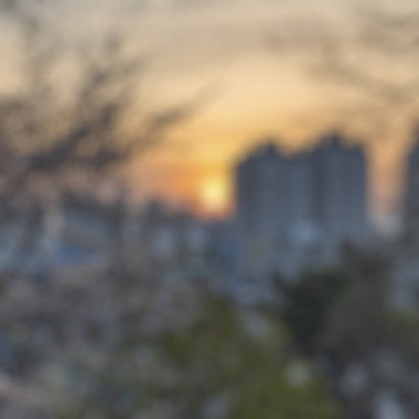 Şehirdeki renkli günbatımı ışığının soyut bulanıklığı