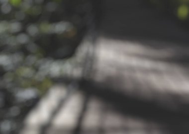 Ahşap bir çitin bulanık arka planı ve bulanık bir ağaç manzarası.