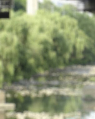 Bulanık arkaplan, güneşin battığı şehrin görüntüsü.