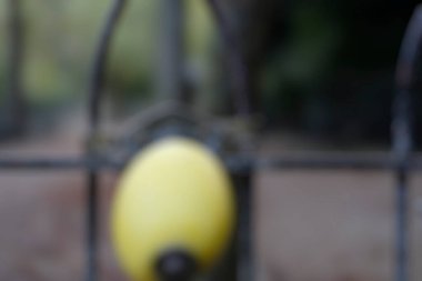 Bokeh efektli metal çitlerin soyut arkaplanı