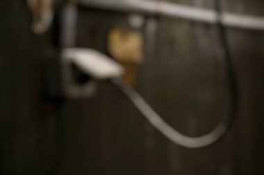 Odada elektrik teli var.