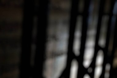 Parmaklıkları ve parmaklıkları olan hapishane hücresi.