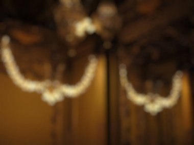 Karanlık bir iç mekanda lüks bir avizenin bulanık görüntüsü. soyut arkaplan.