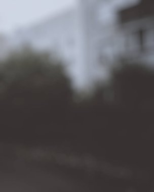 Bokeh arkaplan ile boş caddenin bulanık görünümü