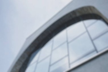 Bir bardak suyla modern ofis binası.