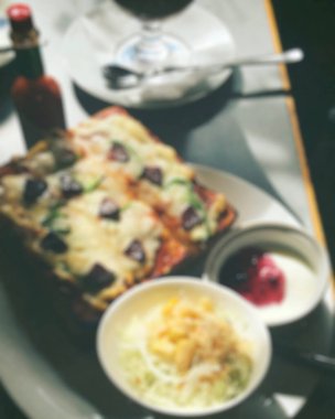 Peynirli ve domatesli lezzetli pizza.