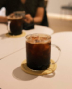 Ahşap masa üzerinde kahve latte