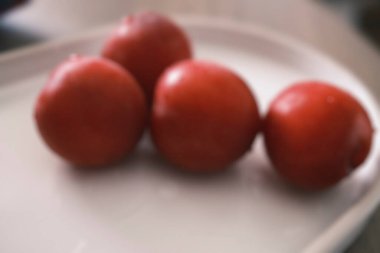 Tahtada taze domatesler