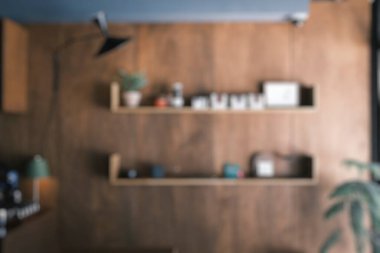 Oturma odasının arka planında ahşap masa, lamba, kahve fincanı, kahve fincanı...