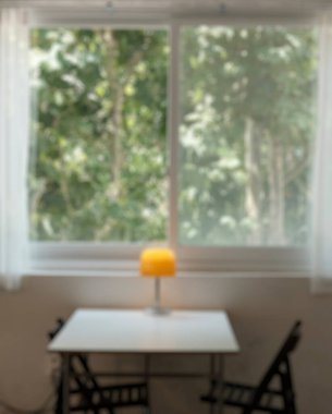 Ahşap masalı modern oturma odasının bulanık arka planı