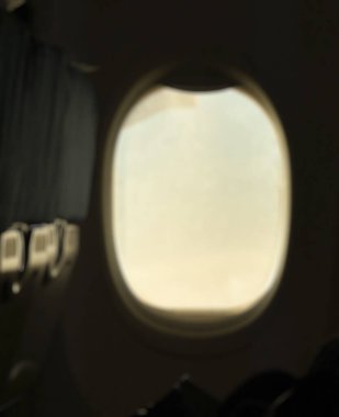 Penceredeki uçağın bulanık görüntüsü