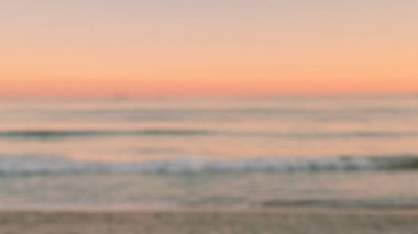 Bulanık deniz plajı, gün batımı ışığı