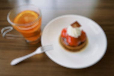 Tahta bir masada dondurmalı lezzetli çikolatalı pasta.