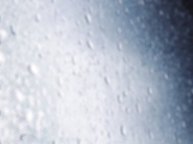 Pencere camına su damlası