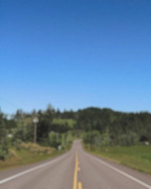 Mavi gökyüzü olan boş asfalt yolu