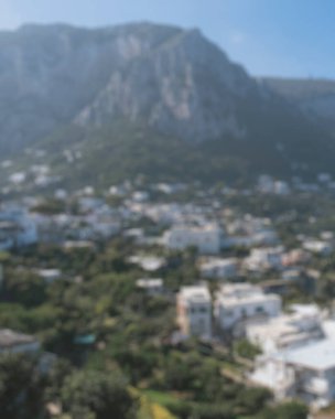 Arka plandaki dağların bulanık görüntüsü. seyahat kavramı