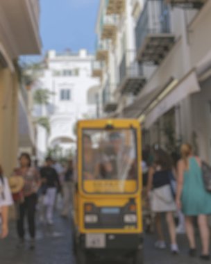 Bulanık arka plan, kaldırımda yürüyen insanlar.