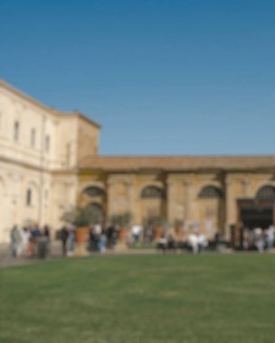 İtalya 'nın Santa Maria del Sunse katedralinin avlusunu ziyaret eden turistler