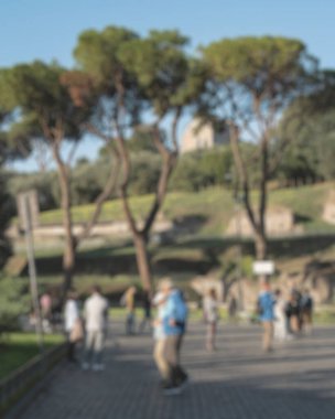 Parkta yürüyen insanların bulanık arkaplanı