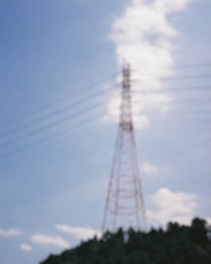 Şehirdeki yüksek voltajlı elektrik hatları