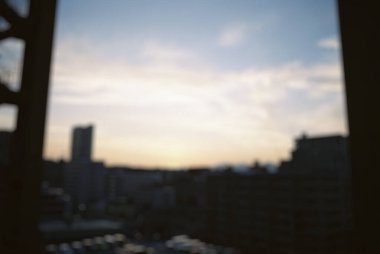 Gün batımıyla şehrin bulanık arkaplanı