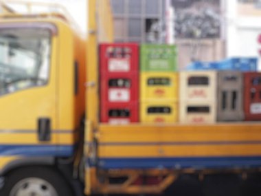 Arkaplan veya gaz kullanımı için yağlı gaz kamyonunun bulanık görüntüsü.