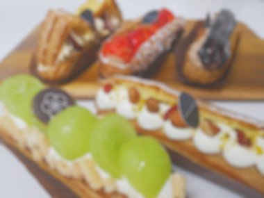 Lezzetli ve tatlı masamızda, tatlılarla ve kurabiyelerle.