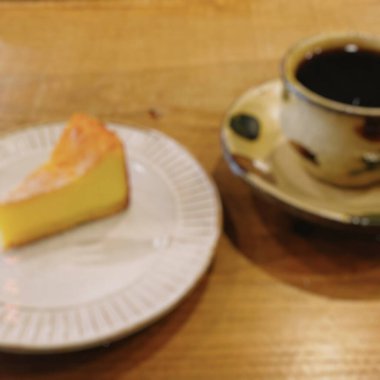 Kahve fincanı ve bir dilim kek.