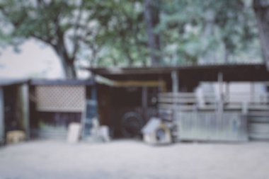 Eski evin arkaplanının bulanık özeti