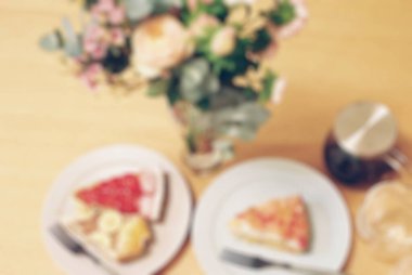 Kahve ve çiçeklerle bulanık arkaplan