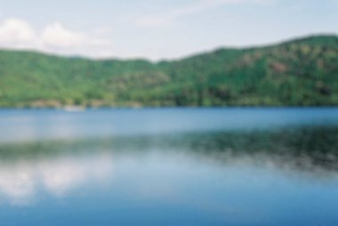 Gölün bulanık arkaplanı