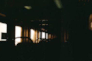 Tren istasyonunda tren, seyahat ve ulaşım kavramı bulanıklaştı.