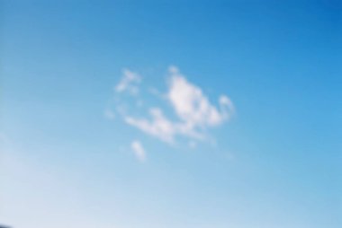 Mavi gökyüzü beyaz bulutlar ile