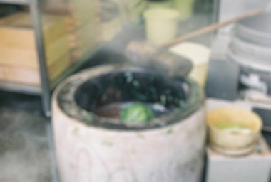 Arka planda bulanıklık ve bir bardak kahve.