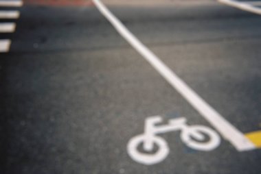 Bisiklet şeritli yolda